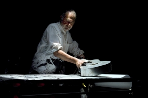 Fografia d'escena de Frederic Amat de Ros Ribas a l'espectacle multidisciplinar Shoji Kojima & Chicuelo. Irse por las ramas (flamenco empírico), Mercat de les Flors, Festival Ciutat Flamenco, 26 maig 2012