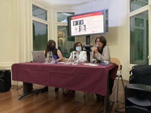 D'esquerra a dreta, Enid Negrete, M. Teresa Rosas (cònsol Mèxic Barcelona), Anna Valls (directora del MAE), a la conferèncis sobre el projecte sobre l'Arxiu Joan Tomàs
