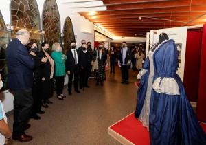 Anna Valls, directora del MAE, i  Joan Carles García Cañizares, diputat de cultura ,a la inauguració de l'exposició Montserrat Caballé i la indumentària operística del MAE, l'11 de novembre  de 2021a les 18h.