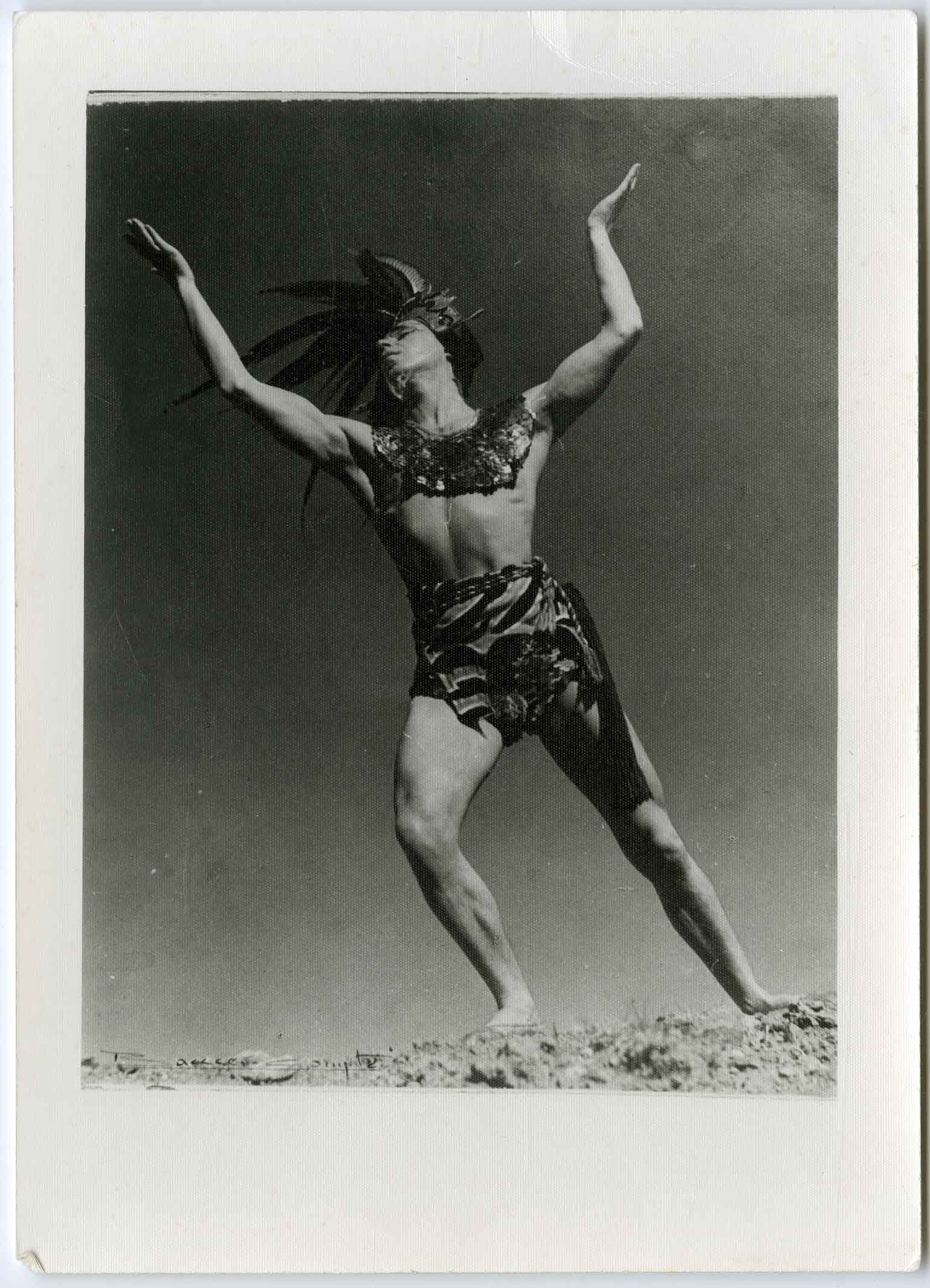 Fotografia de Batlle i Compte de Joan Magriñà caracteritzat per al ballet Himne al Sol estrenat el 1942