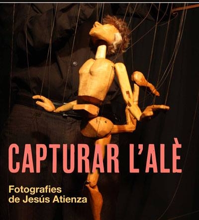 Cartell de l'exposició de fotografies de titelles Capturar l'alè, de Jesús Atienza