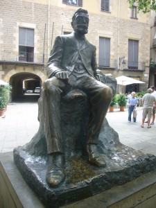 Escultura d'Àngel Guimerà a Barcelona. L'original és de Josep Cardona i Furró i forma part del Fons Àngel Guimerà del MAE