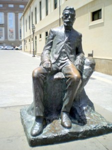 Escultura d'Àngel Guimerà a Santa Cruz de Tenerife. L'original és de Josep Cardona i Furró i forma part del Fons Àngel Guimerà del MAE