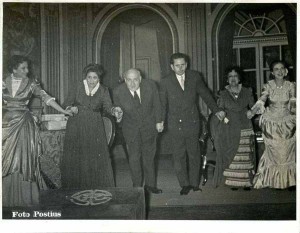 Al mig i a l'esquerra Josep M. de Sagarra i Esteve Polls, saludant amb les actrius a l'estrena de L'amor viu a dispesa, de Sagarra, el 1952. Fotografia de Postius. Fons d'Esteve Polls i Montserrat Salvador del MAE
