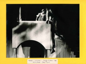 Fotografia d'escena de Jordi Morera, de Romeu i Julieta, de William Shakespeare, traduït per Josep M. de Sagarra, i dirigida per Esteve Polls, amb Sílvia Munt i Gary Piquer, estrenada al Teatre Victòria de Barcelona l'any 1986. Fons d'Esteve Polls i Montserrat Salvador del MAE