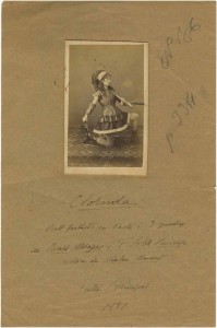 Retrat d'estudi de Pauleta Pàmies en un personatge de Clorinda. Fotografia d'Heriberto Mariezcurrena, ca 1881. Col·lecció fotogràfica del MAE