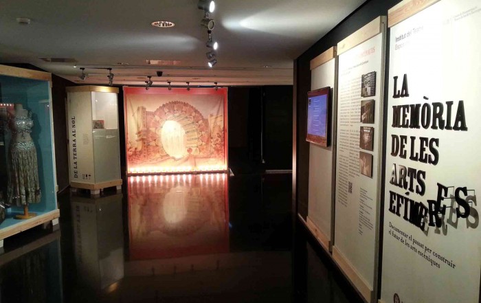 Sala d'exposicions del MAE. Exposiciió La Memòria de les arts efímeres