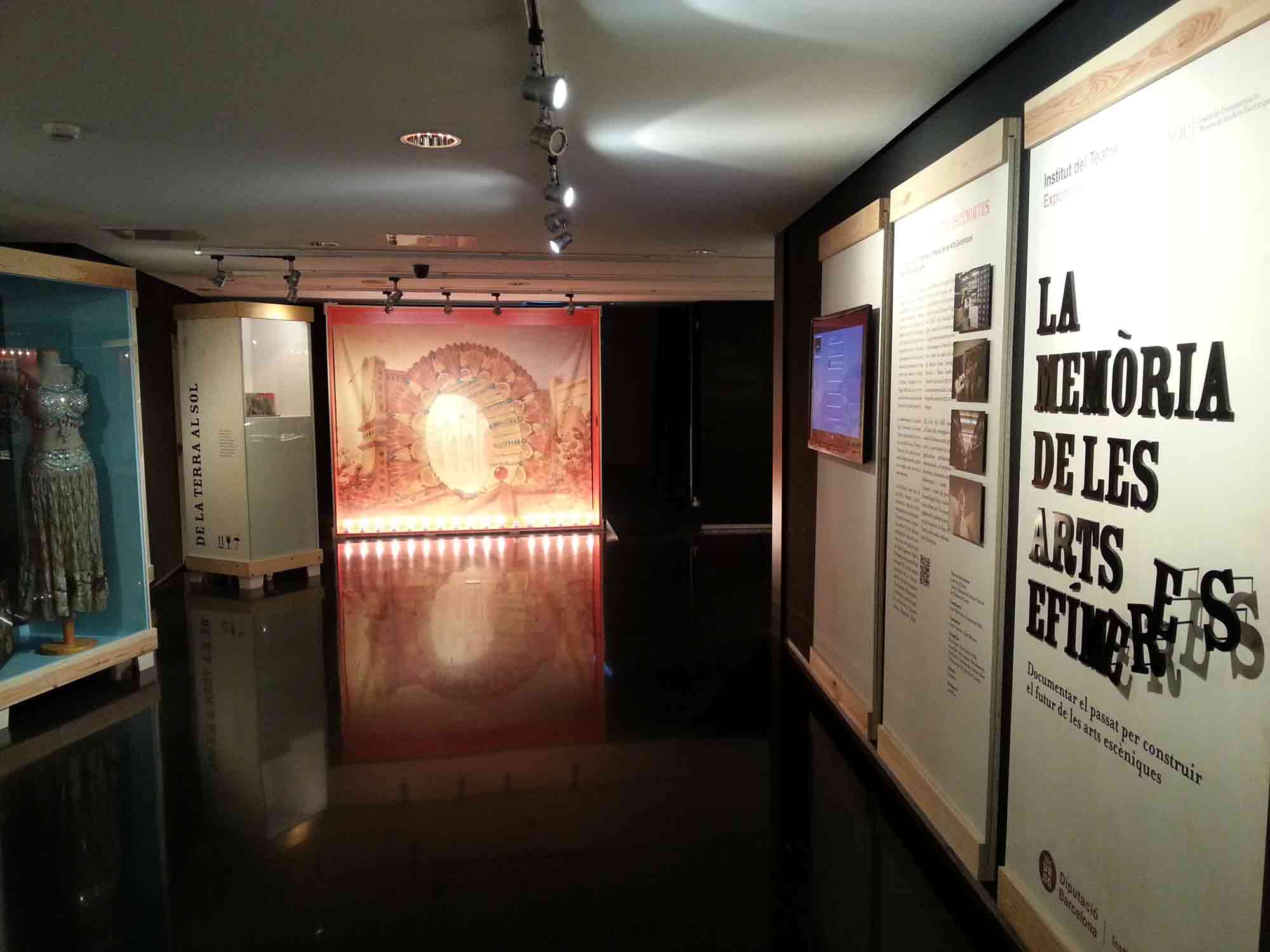 Sala d'exposicions del MAE. Exposiciió La Memòria de les arts efímeres