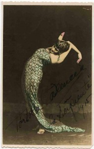Tórtola Valencia representando la <em>Danza de la Serpiente</em>, 1915. Fotografía de Adolf Mas