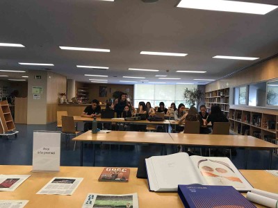 Alumnes de 4t ESO de l'EESA/CPD fent el seu treball de recerca. Biblioteca de Barcelona, 15 juny 2018