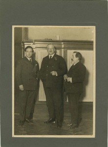 Fotografia de Miguel Fleta al Teatro Real de Madrid de març de 1924. Apareix amb els generals Miguel Primo de Rivera i Antonio Mayandia. Fons Teatro Real i arxiu Luis París.