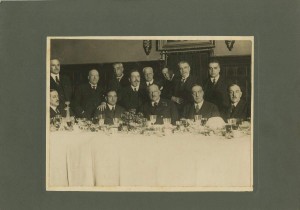 Fotografia de Miguel Fleta al Teatro Real de Madrid de març de 1924. Apareix amb els generals Miguel Primo de Rivera i Antonio Mayandia. Fons Teatro Real i arxiu Luis París.