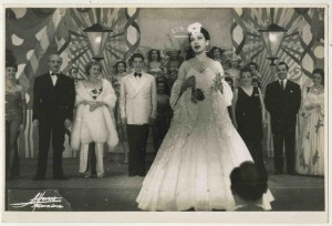 Fotografia d'escena d'Alfonso d'un espectacle de La Bella Dorita a El Molino.Col·lecció fotogràfica del MAE