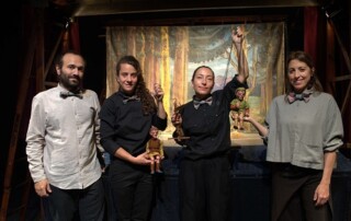 Fotografia de Jesús Atienza, amb Mikel Fernandino, Laura Cortès, Raquel Batet i Susanna Rubio, creadors amb la cooperació del Museu de les Arts Escèniques de "La mongetera màgica. El reenactment"dins la Nit dels Museus a l’Institut del Teatre 2024