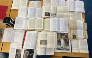 Scores in the library: composition and sense making among books. Barcelona. Investigació pràctica del ballarí i coreògraf Quim Bigas a la Biblioteca MAE.