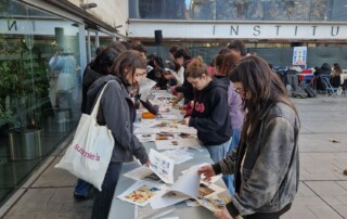 Taller de collage amb el fitxer LGBTQIA+ del MAE. Alumnes de l´Escola Superior d´Arts Dramàtiques de l´Institut del Teatre.